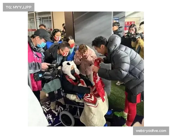 暖心一幕：小球迷冲入场内，保安护送其离场并与球员击掌